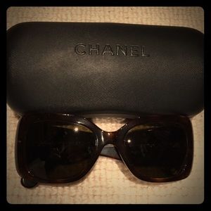 Timeless Chanel tortoise shell sunglasses!